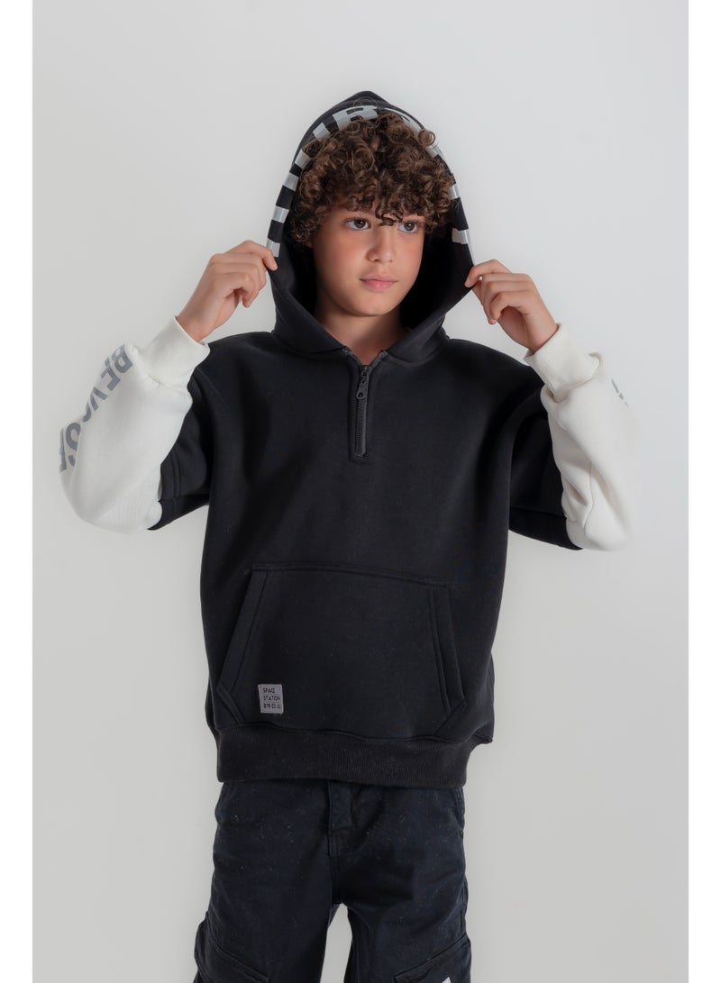 سي إن جينز وير كيدز هودي أولادي بطبعة BE CURIOUS - Image 4